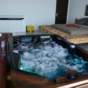 https://rooftop-luxe-verduron-jacuzzi-spa.fr-provencehotel.com